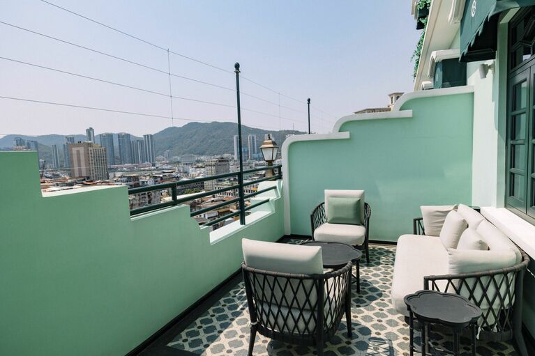 街を見晴らすバルコニー付きの部屋も。