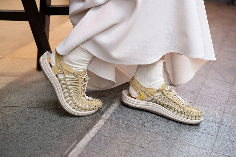 2本のコードと1枚のソールで編み上げた次世代スニーカー「ユニーク」コレクションのベースとなるスタンダードモデル。ユニーク 14,300円。