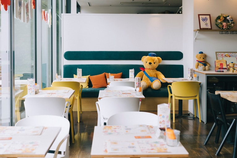 大きな窓から光が降りそそぐ店内では、ぽすくまのぬいぐるみが穏やかな笑顔でお出迎え。