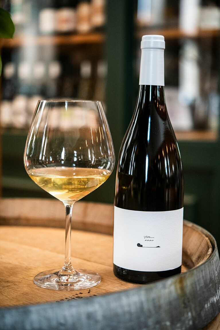 自然派の造りで一生をかけて“糠地”のテロワールを表現したいという醸造家・桒原さんが醸す「テール ド シエル」は、石原さんも注目ワイン。ブラン 2020 4,080円。