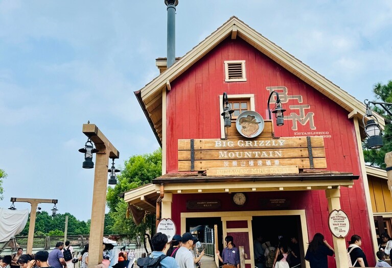 東京ディズニーランドのビッグサンダー・マウンテンと近しいアトラクションで、行列ができる人気ぶり。