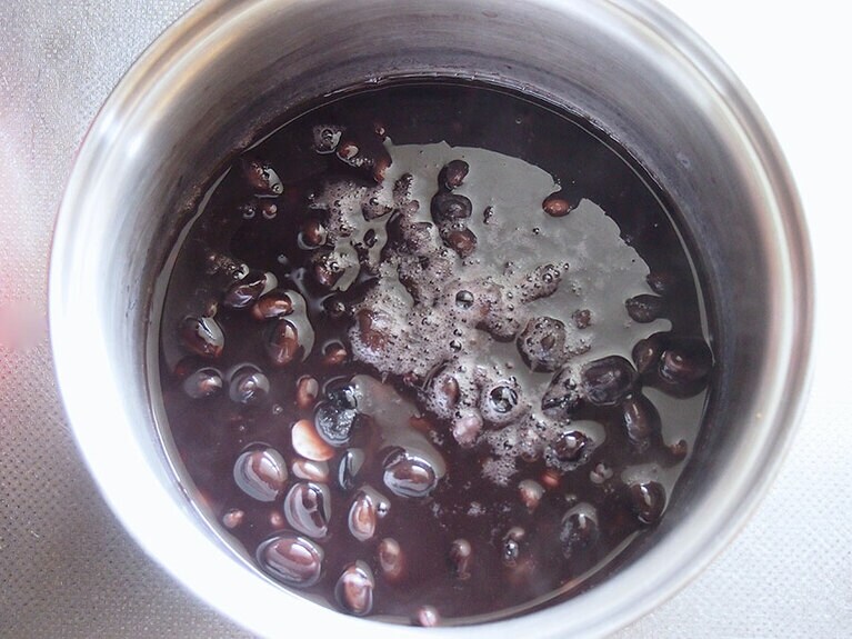 (3) 豆が柔らかくなるまで煮たら火を止めます。