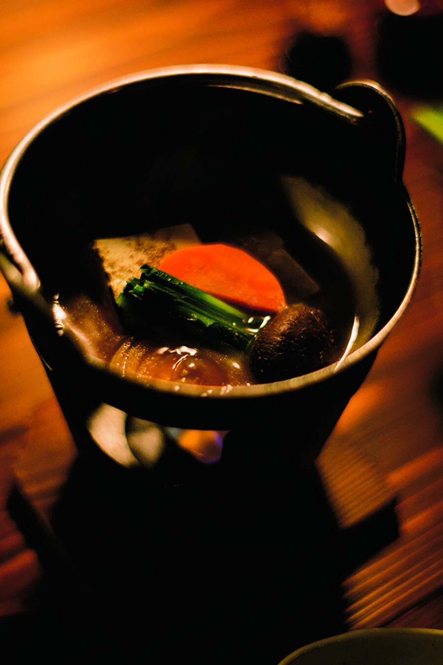 【養生館はるのひかり】野菜や椎茸、豆腐の入った味噌煮込み。Photo: Takafumi Matsumura