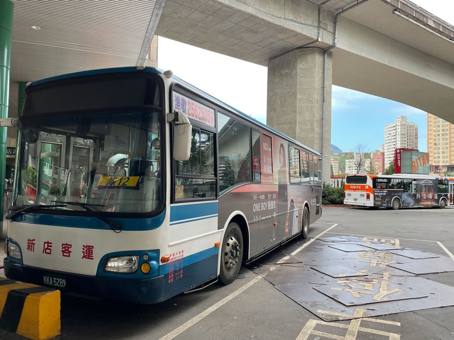 新店駅前のバスターミナルから乗車。バスは1時間に平均1本で運行。