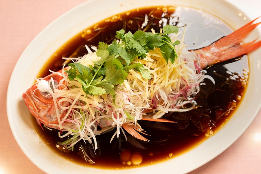 「広東式の蒸し魚」。写真は千葉県産金目鯛600gで3,850円。要予約。