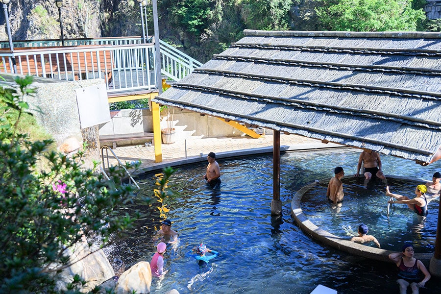 観光客も地元の方もプール気分で温泉を楽しんでいる。ここは「谷関大飯店」の一部。