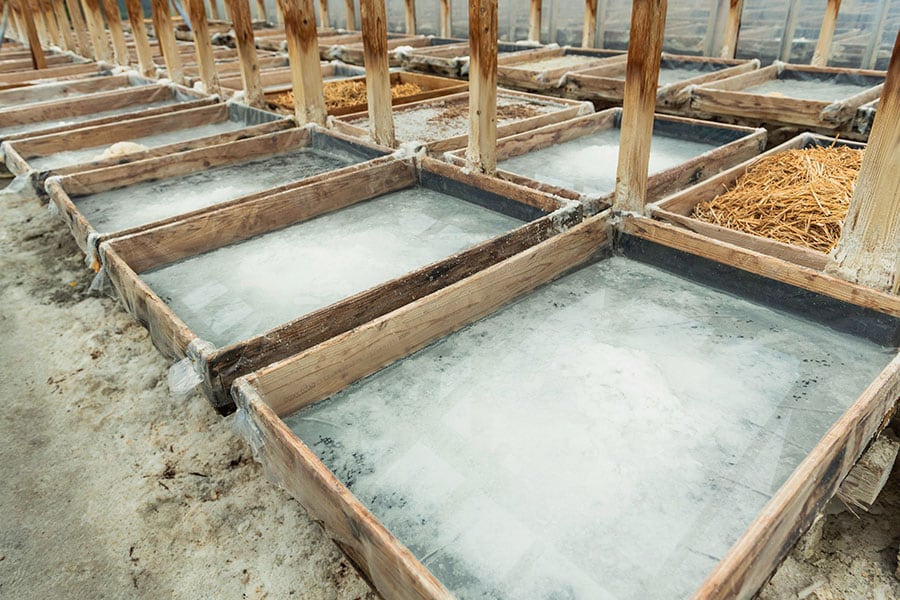 合計で約200個ある木箱にはオーダーごとに製塩した塩が入っている。