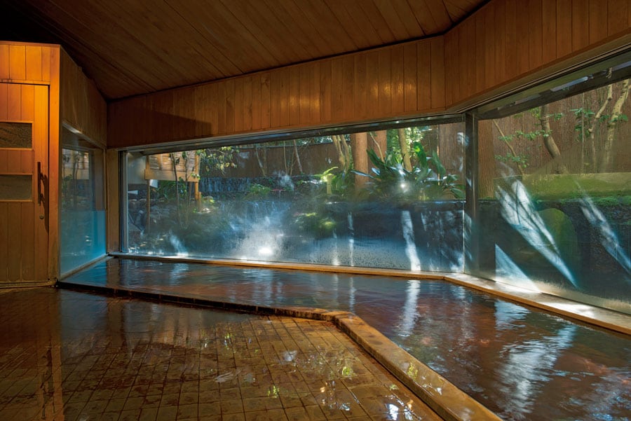 【大正屋】男女別大浴場の｢滝の湯」。宿泊者のみ利用できる。Photo: Hiroshi Mizusaki
