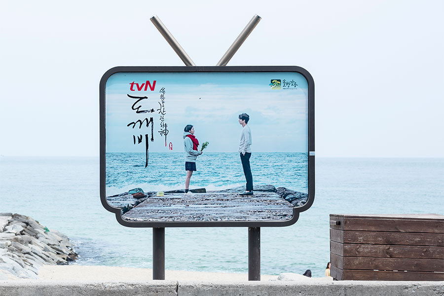 韓国で社会現象にもなった「鬼〈トッケビ〉」(2016年tvN)の名シーン。ウンタク役は赤いマフラーを忘れずに。