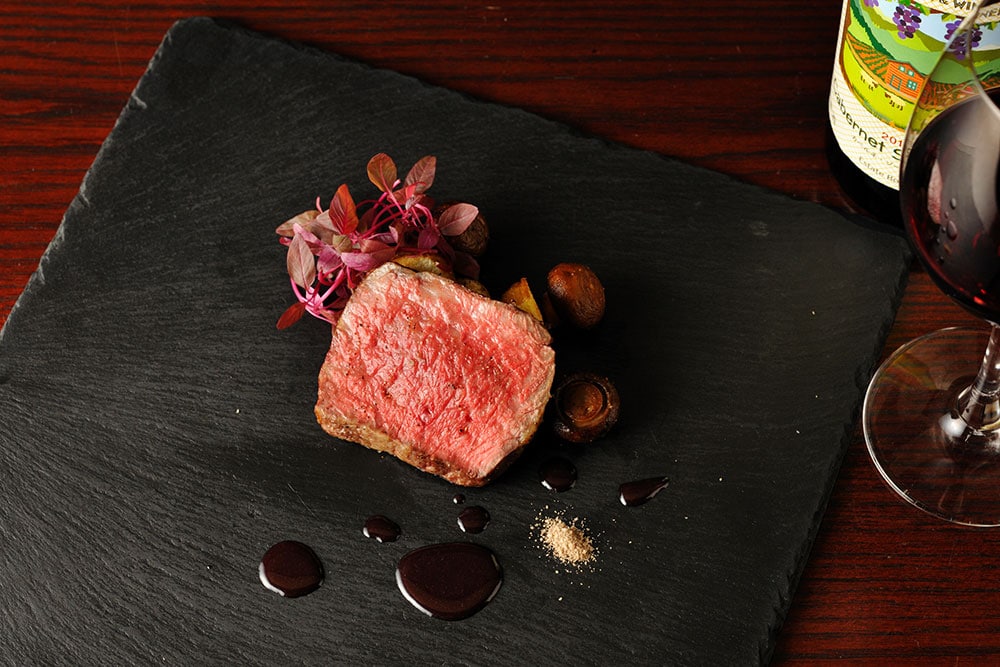 断面まで見事に美しい“山形牛ロース肉のグリエ”は赤ワインのソースで。山形県産のマッシュルームも。4,100円。