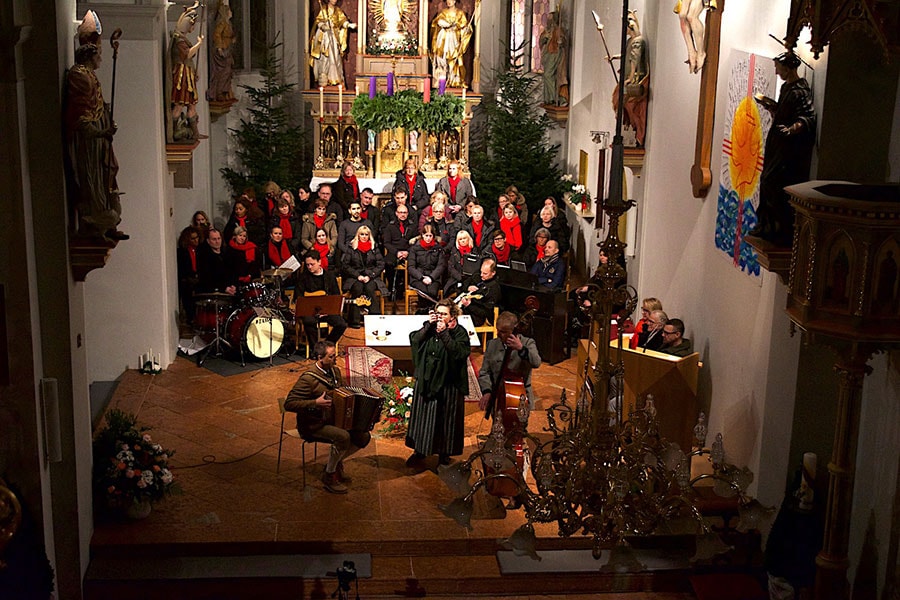 ヨーゼフ・モールが神父をつとめた教会でのコンサート。ザルツブルクの人たちの音楽愛の幅の広さに驚かされる選曲が、楽しい。