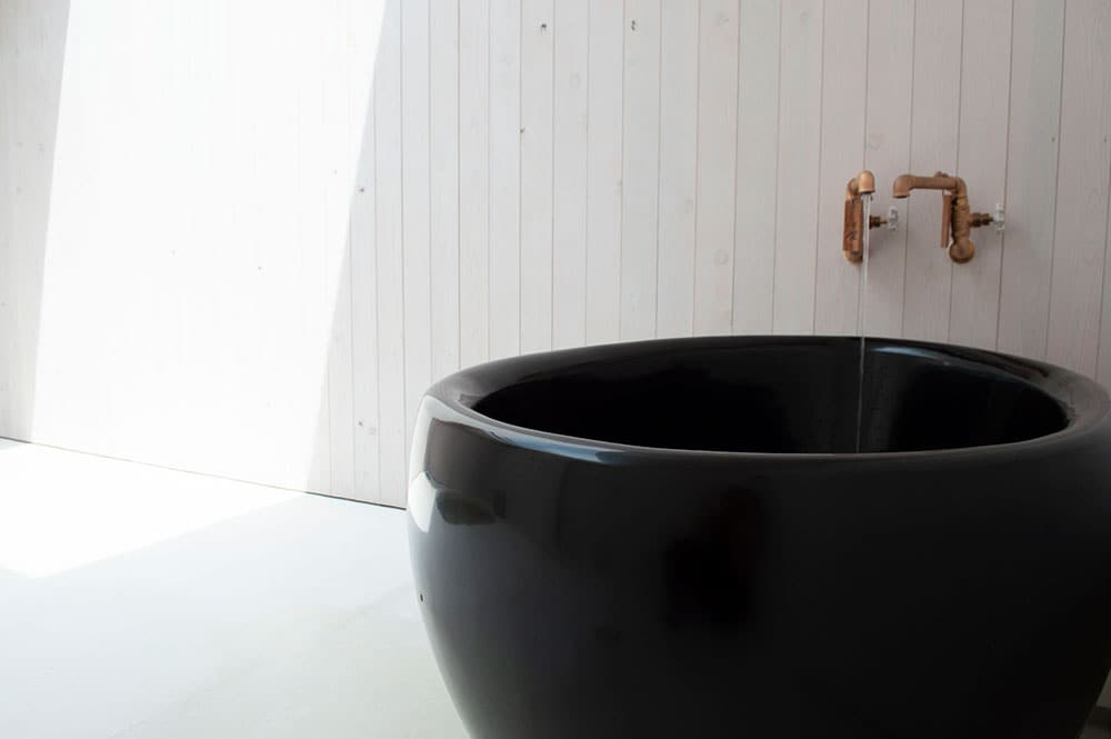 漆芸家・赤木明登さんによる浴槽を配した“玄漆 GENSHITSU”。