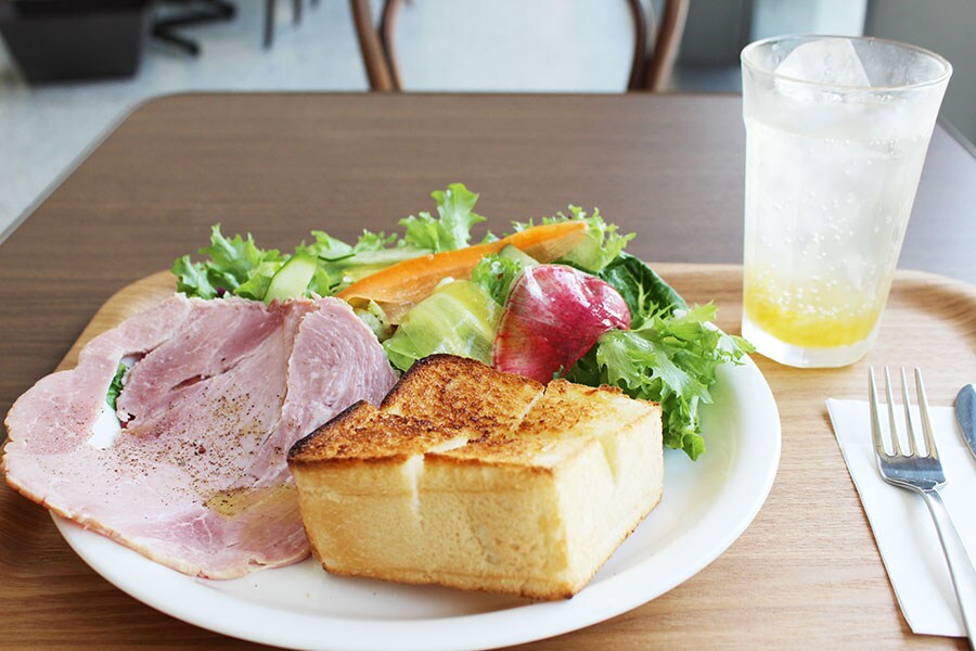 「バタートースト　京都ポークボンレスハムと10種の野菜のサラダプレート」(ドリンク付き 1,380円)はボリュームたっぷり。国産柚子ソーダ(500円)の爽やかな味を添えて。