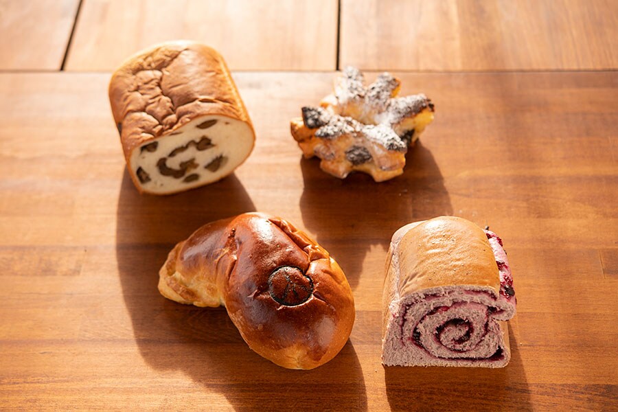 一番人気の「ブルーベリーブレッド」(右下)や、ナスの形？ の「那須あんぱん」(左下)など、ペニーレインの焼き立てパンをおみやげに。