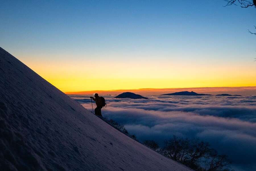 幻想的な雲海の向こうに神々しい朝日が昇る冬の羊蹄山。