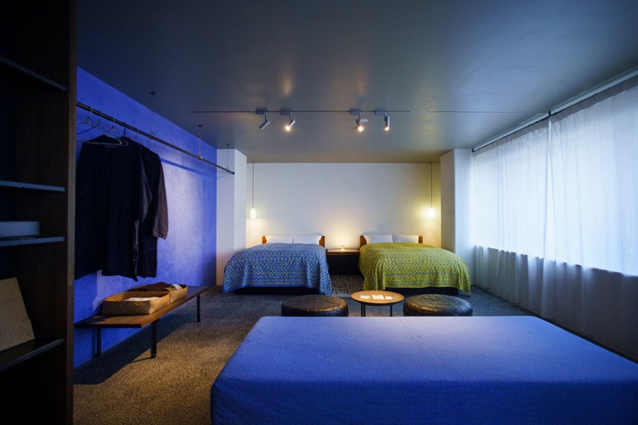 Ao」と名付けられた部屋。インドの手縫いアップリケを施したベッドカバーが美しい。