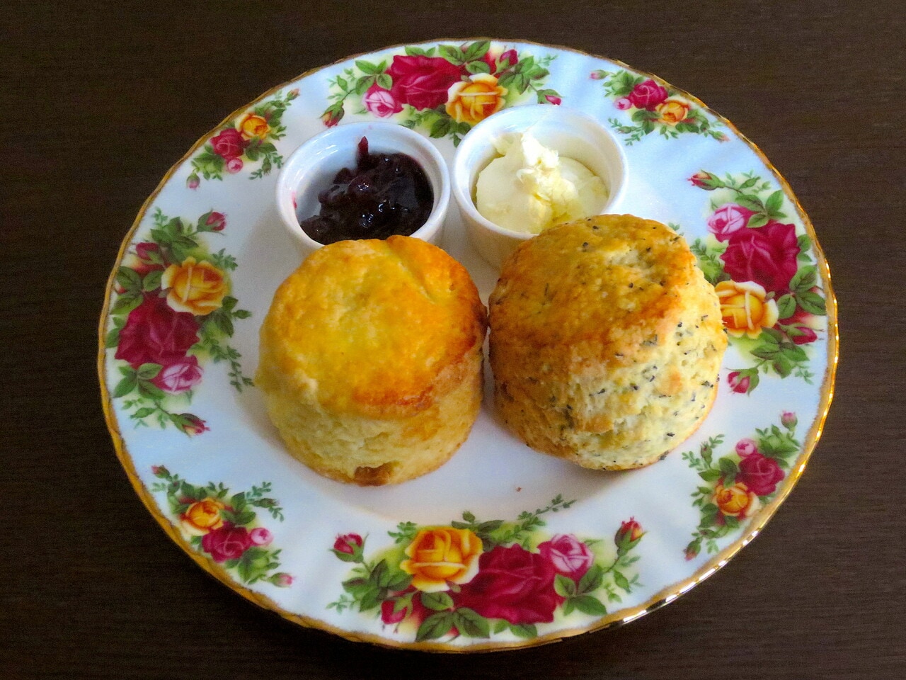 2段目「スコーン」2種。クロテッドクリームとジャムを添えて。