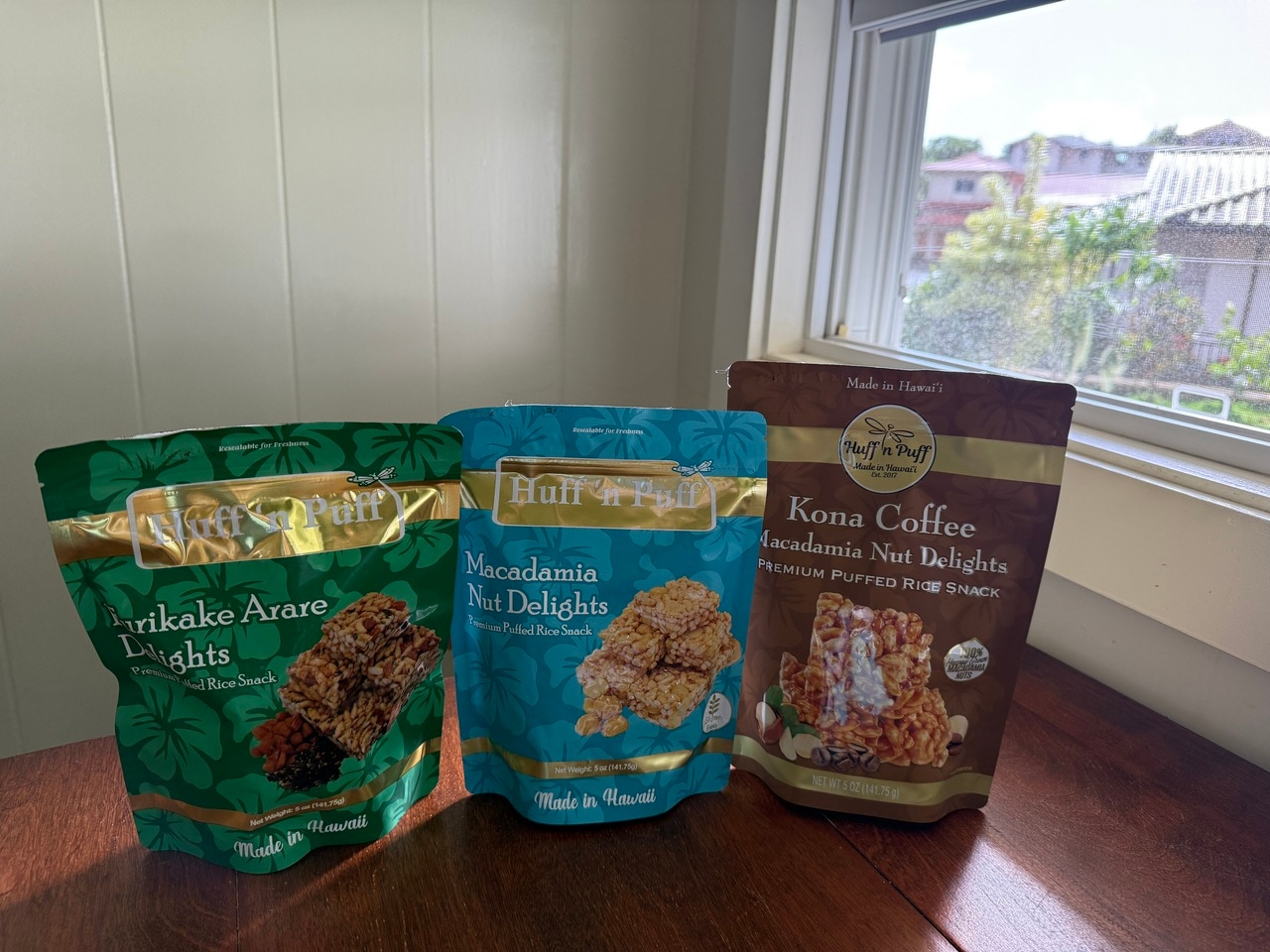 左から、ふりかけあられ、マカダミアナッツ、コナコーヒー・マカダミアナッツ。各8.50ドル。