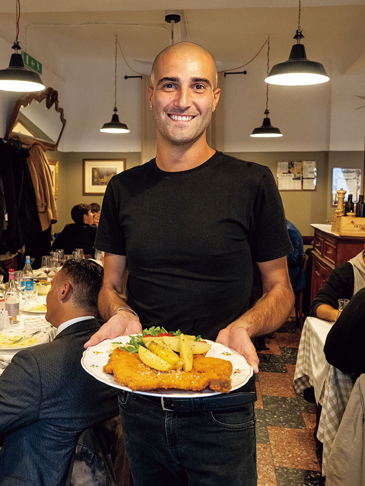 コトレッタを手にする新オーナーのパスクァーレ・マラフロンテ氏。