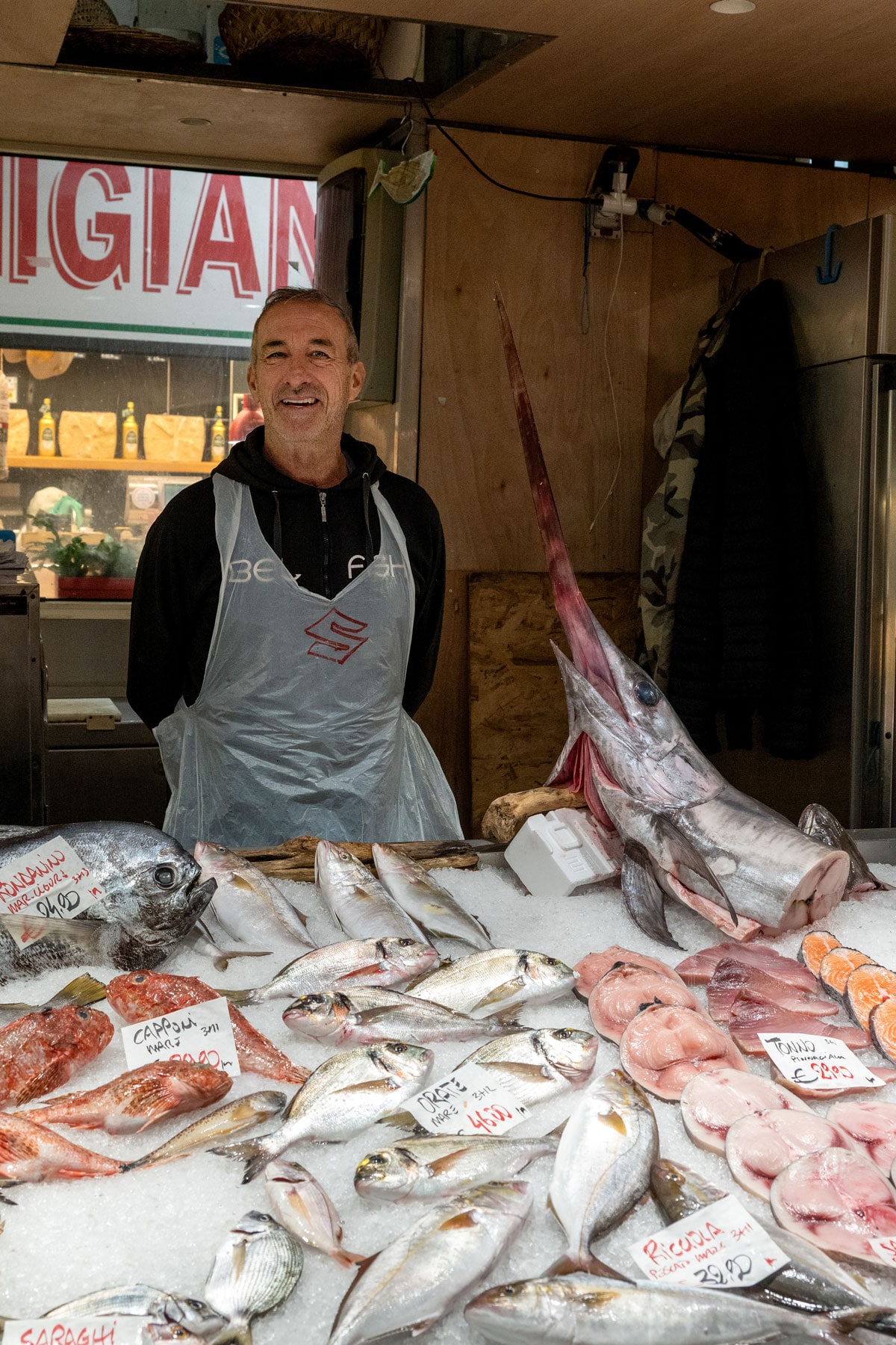 どんな食材でも揃う巨大な市場「メルカート・オリエンターレ」の鮮魚店。