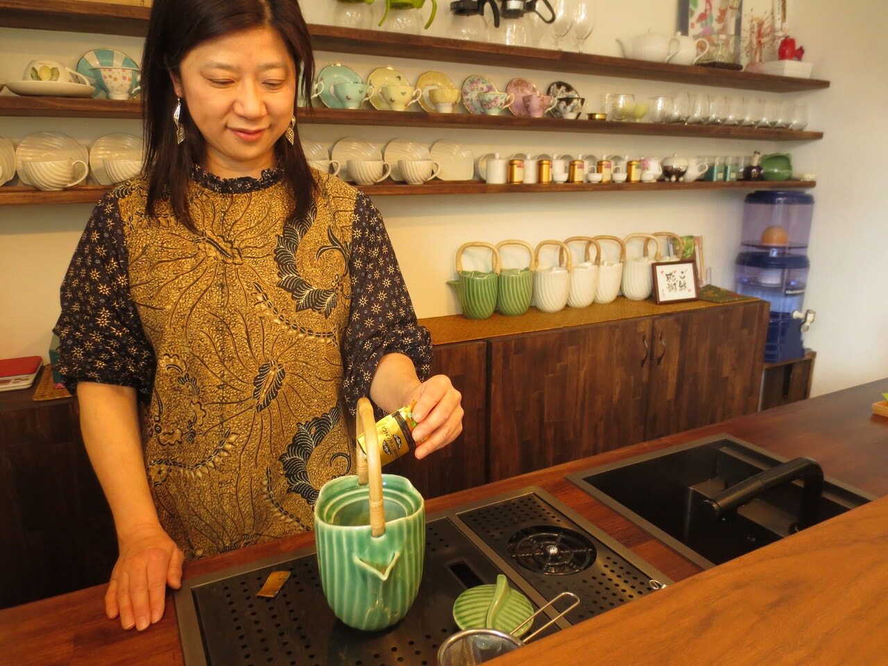 紅茶をいれる彩子さん。「ティーブティックで、インドネシアのお茶とお菓子を通じて新しい体験をしていただきたいと思っています」とにっこり。