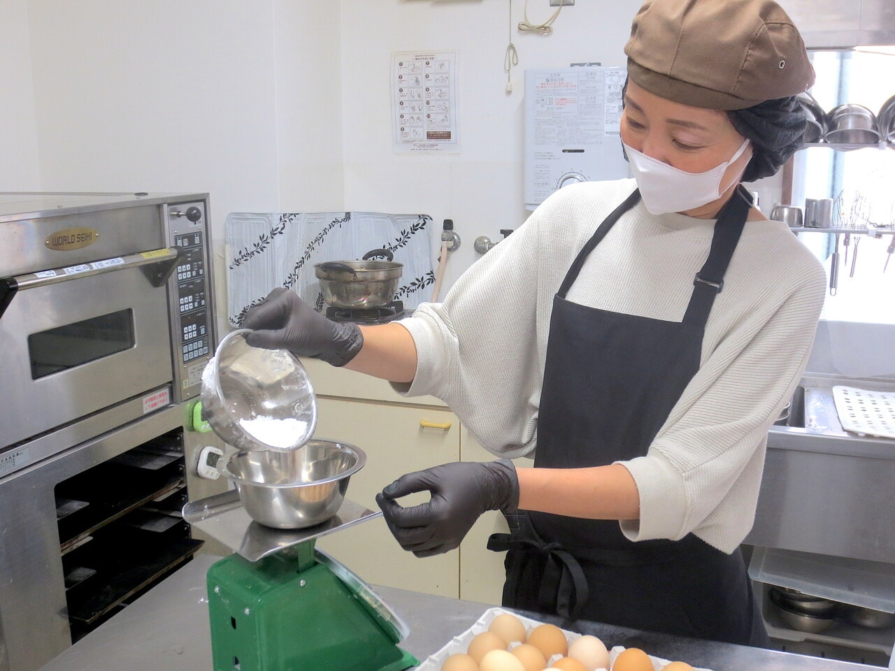 こだわりの米粉シフォンケーキを全て一人で作る榊本由美さん。