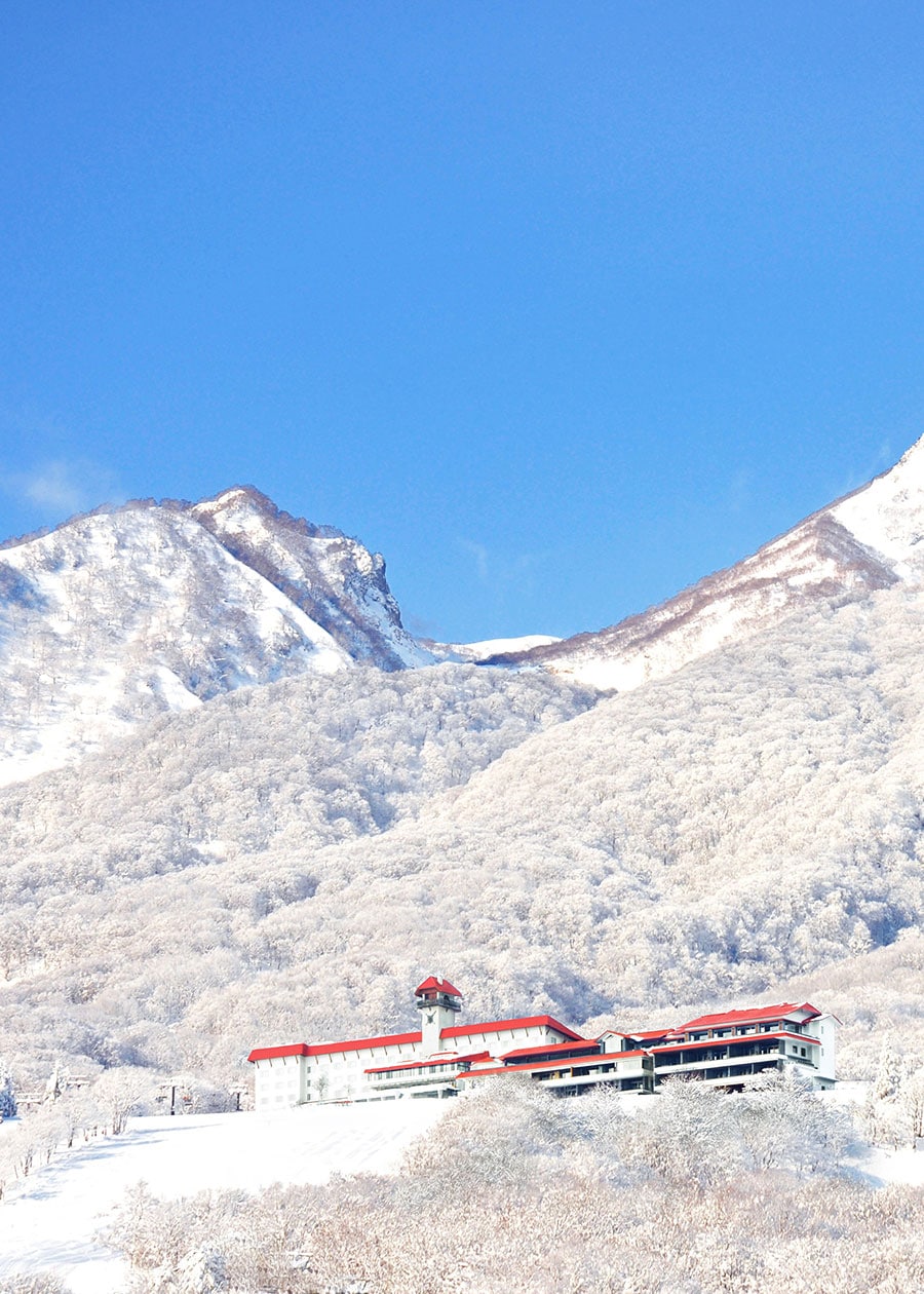 左：雄大な山々に抱かれて、優雅な休日を過ごせるリゾート。
右：絶品トリートメントと赤倉温泉の名湯で癒やされるスパも好評。