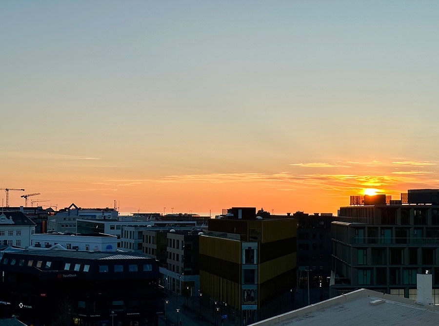 建物に沈んでいく夕陽。