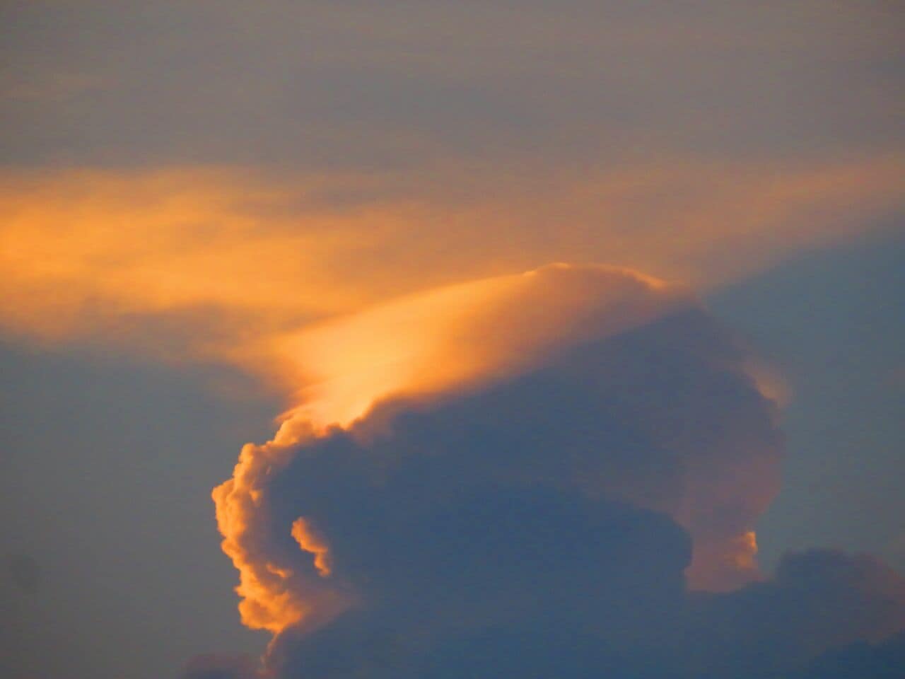 このあと頭巾を突き破り、雲は発達していったのであった――。