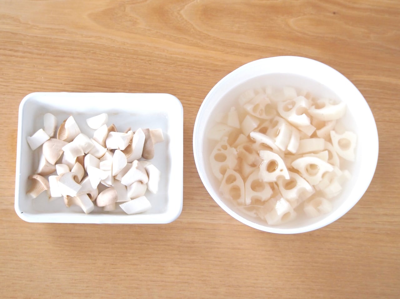 蓮根は皮を剥いて食べやすい大きさに切り、水にさらしてアク抜きをする。エリンギは蓮根と大きさを揃えるように切る。