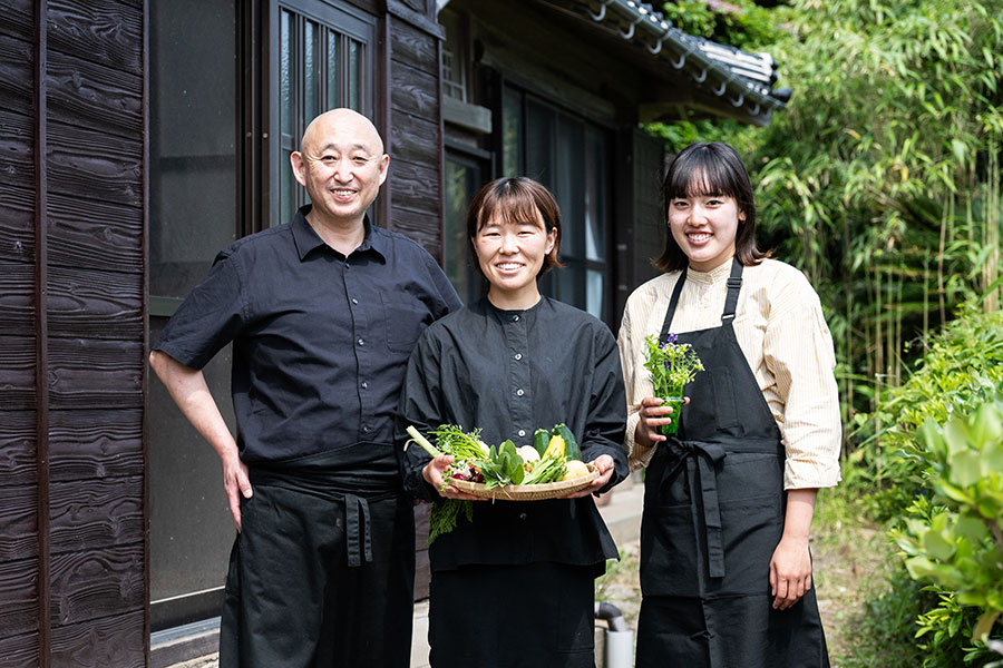 左から、里野モミイチさん、岡田紗和さん、大人の島留学でやってきた小川桐奈さん。