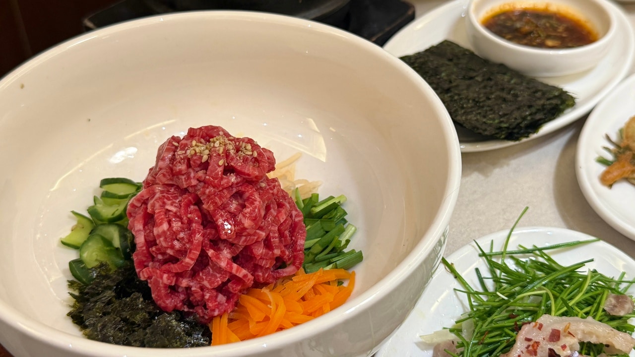 「ビーフタルタルビビンパブ」18,000ウォン。