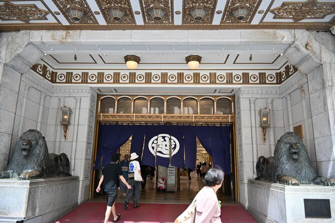 日本橋三越本店のライオン像。英ロンドン・トラファルガー広場にあるネルソン記念塔下の獅子像がモデル