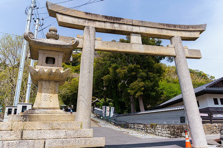 高さ6.5メートルの石鳥居。