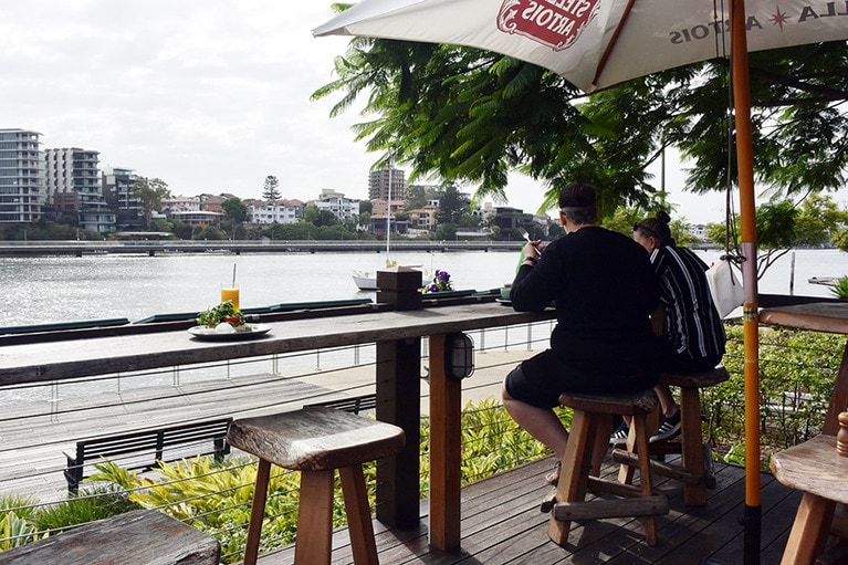 ブリスベン川沿いのカフェ「メドレー・カフェ＆レストラン」は朝から営業。