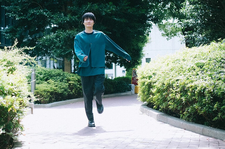 写真撮影では、スキップをお願いすると、少し照れながら楽しそうなスキップを見せてくれました。