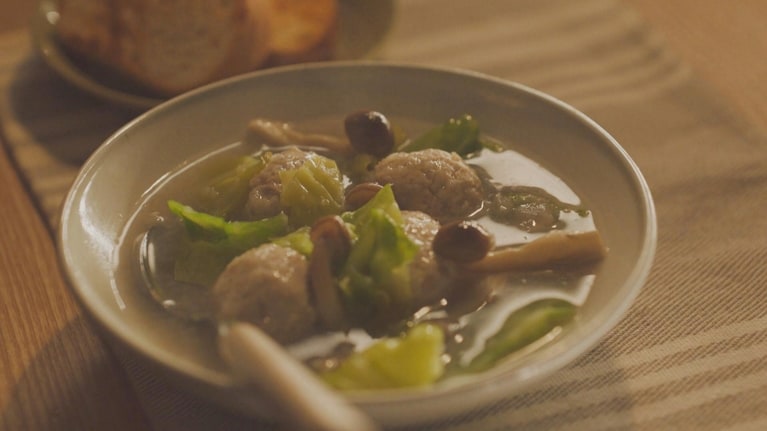 司が作ってくれた「肉団子と野菜のスープ」（C）NHK