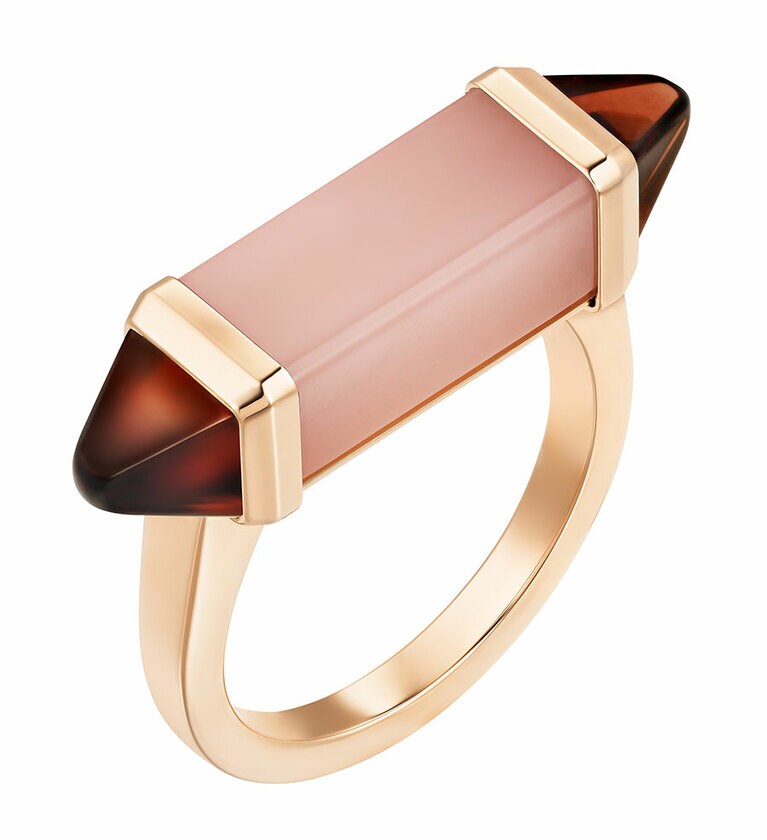 「レ ベルランゴ ドゥ カルティエ」リング PG、ピンクカルセドニー、ガーネット 407,000円。© Cartier