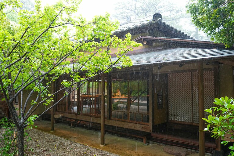 築100年以上の数寄屋造りの建物、有形文化財「茶亭」。