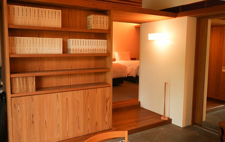 数寄屋造りを現代風に作り込んだデラックスツインルーム。