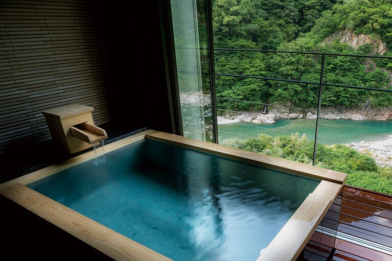 延楽［富山／宇奈月温泉］露天風呂付き客室。