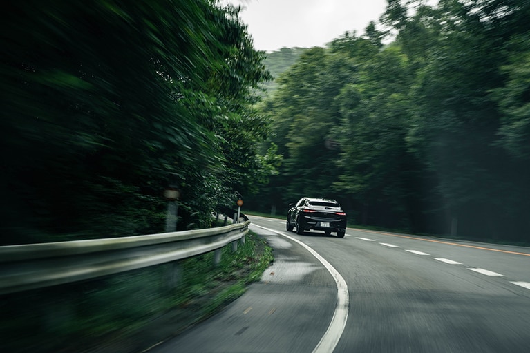 峠道でもDS 4はステアリングの感触が安定していて扱い易いとか。