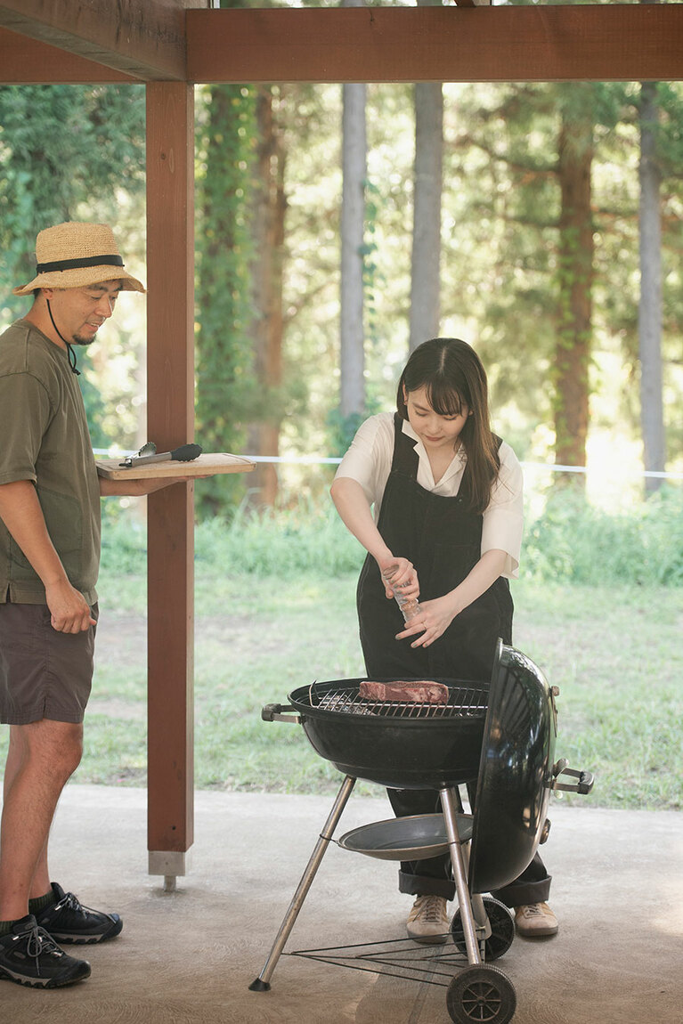 手際よく、塩こしょうをする山田さん。