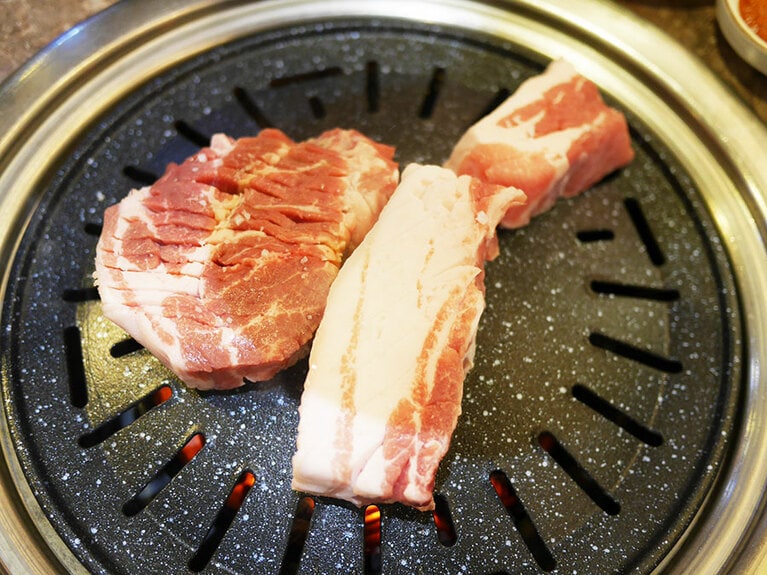 肉典食堂(ユクジョンシクタン)の豚焼肉。撮影：ホ・スンホ。