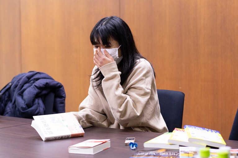 取材中、何度も目頭を押さえる酒寄さん。