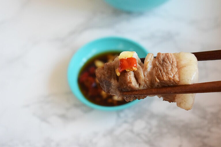 タレはスープに加えるのではなく、豚肉や油揚げなど具にちょっと垂らして食べる。辛いものが苦手な人は、唐辛子は食べずに、辛さがしみ出たしょうゆだけをつけよう。