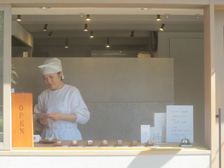 阿倍王子神社の向かいにある店舗。大きな窓の店舗にきんつばの見本が並ぶ。