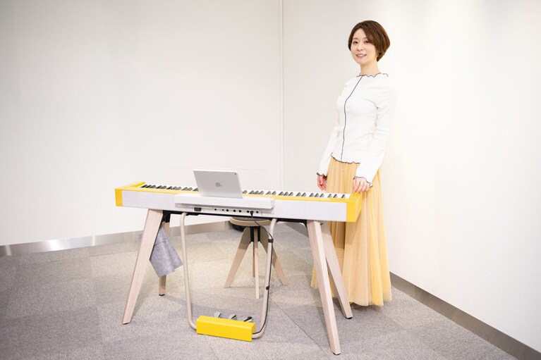 CREAアンバサダーの廣松叶子さん。カシオのショールームでPrivia「PX-S7000」と初対面。