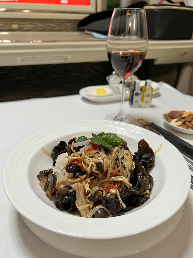 雲南風きのこ鍋。ご飯の上にきのこときくらげのあんかけが載っている。