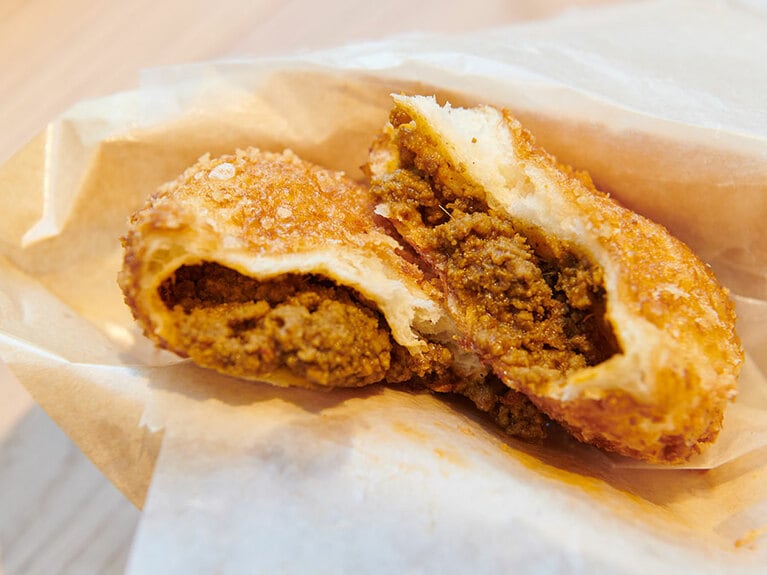 中にはギッシリとキーマカレーが詰まっています。スパイスの風味が心地よくて、しっかりとした食べ応えだけど、スッキリ食べられます。